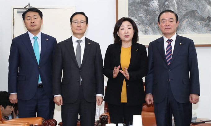 여야간 선거법협상시안 마지막 날인 지난달 31일 오전 바른미래당 김관영(왼쪽부터), 더불어민주당 홍영표, 정의당 심상정 정개특위위원장, 민주평화당 장병완 원내대표가 국회 운영위원장실에서 회동하고 있다. 연합뉴스