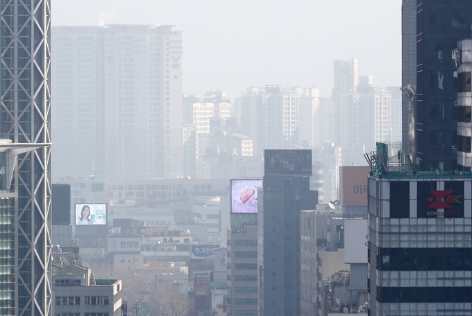 절기상 입춘이자 설 연휴인 4일 오전 서울 도심이 미세먼지가 갇혀 있다.