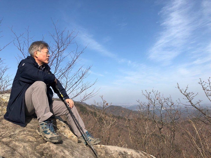 문재인 대통령이 설 전날인 4일 경남 양산 자택 뒷산에 올라 생각에 잠겨 있다. 청와대 제공