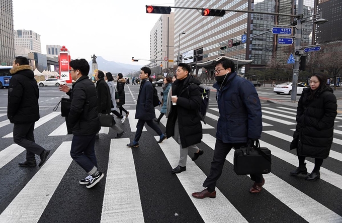 7일 오전 서울 광화문사거리에서 시민들이 출근길을 서두르고 있다. 홍인기 기자