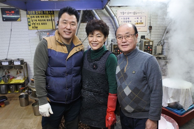 왼쪽부터 기름집 4대를 이은 아들 상훈씨와 아내 전유산씨, 현원곤씨. 이준호 기자