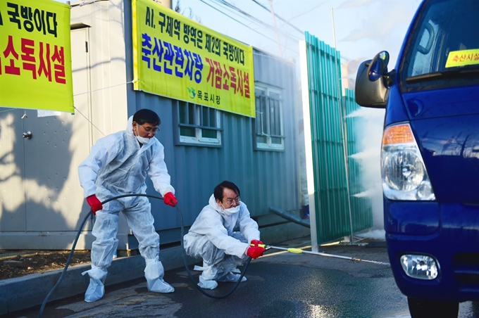 설 연휴를 맞아 김종식 목포시장이 지역을 찾은 차량마다 방역을 실시하고 있다. 목포시 제공