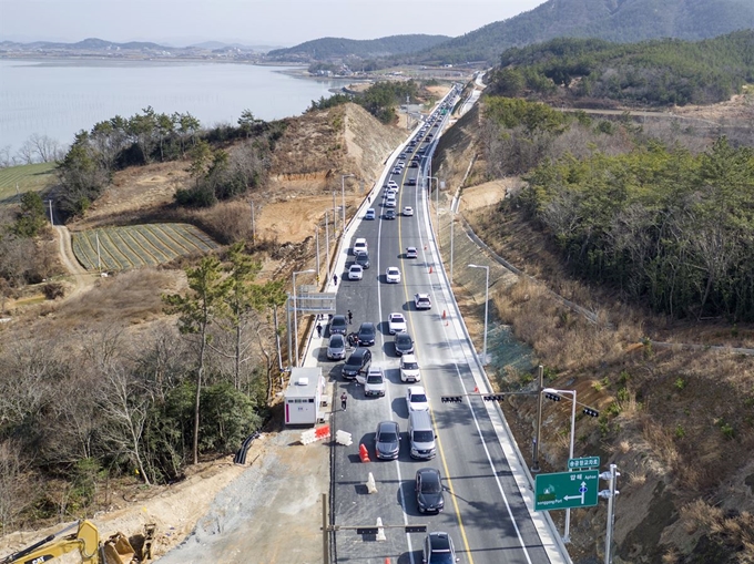 지난 6일 오후 전남 신안 압해도와 암태도를 잇는 천사대교 임시개통 이후 차량들로 극심한 정체가 빚어졌다. 신안군 제공