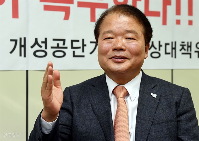 신한용 개성공단기업협회장 겸 개성공단비상대책위원회공동위원장이 7일 서울 영등포구 개성공단기업협회 사무실에서 가진 본보와의 인터뷰에서 "이달 27~28일 2차 북미 정상회담에서 개성공단 재가동과 같은 좋은 소식이 들리길 희망한다"고 말하고 있다. 고영권 기자