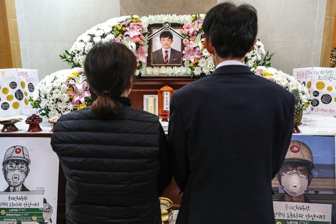 7일 오전 서울 종로구 서울대병원 장례식장에 마련된 故 김용균 씨의 빈소에서 어머니 김미숙 씨와 아버지 김해기 씨가 분향을 마친 뒤 영정사진을 바라보고 있다. 지난해 12월 11일 충남 태안화력발전소 설비점검 중 사고로 숨진 故 김용균 씨의 장례는 '민주사회장'으로 치러진다. 연합뉴스