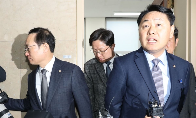 김관영(오른쪽) 바른미래당 원내대표가 7일 국회 운영위원장실에서 국회 정상화 논의를 위해 열린 교섭단체 3당 원내대표 회동 직후 기자들의 질문에 답하는 사이 홍영표(왼쪽) 더불어민주당 원내대표가 운영위원장실을 떠나고 있다. 연합뉴스