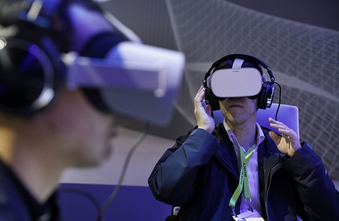 지난달 미국 라스베이거스에서 열린 CES2019에서 참가자들이 파나소닉 부스에서 오큘러스 VR 헤드셋을 체험해보고 있다. 라스베이거스=AP 연합뉴스