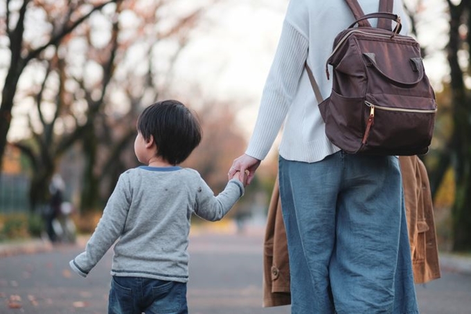 취업 문턱에서는 차별 당하고, 일하면서는 아이 맡길 곳이 없어 동분서주하고, 급여가 오르면 각종 지원책으로부터 소외 당하는 싱글맘의 삼중고가 계속되고 있다. 게티이미지뱅크