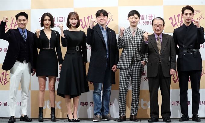 7일 오후 서울 강남구 논현동 한 호텔에서 열린 JTBC 새 금토드라마 ‘리갈하이’ 제작 발표회에 참석한 배우 정상훈(왼쪽부터)과 채정안, 서은수, 김정현 PD, 배우 진구, 이순재가 주먹을 쥐며 드라마의 성공을 기원하고 있다. 뉴스1