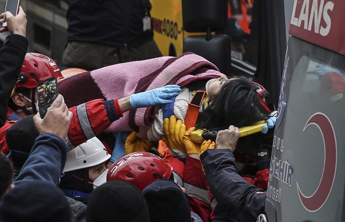 7일 터키 이스탄불의 8층짜리 아파트 붕괴사고 현장에서 구조대원들이 사고 18시간 만에 5세 여아를 구조해 구급차로 옮기고 있다. 이스탄불=AP 연합뉴스