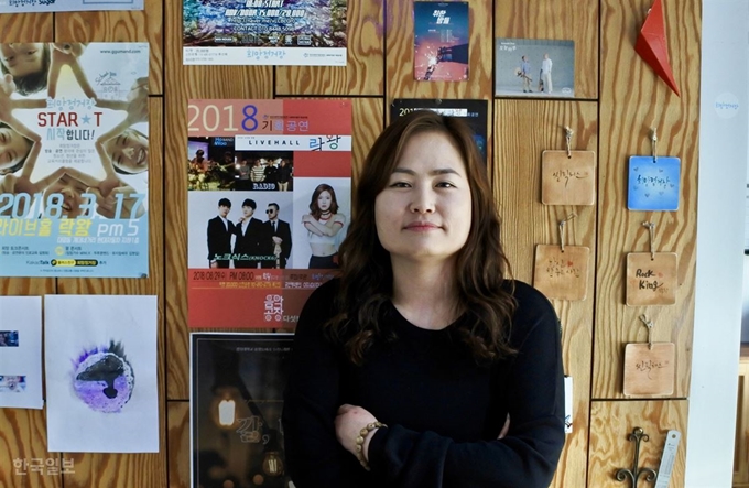 [저작권 한국일보] 류선희 희망정거장 대표가 '음악공장' 포스터 앞에서 추후 공연 방향과 포부를 밝히고 있다. 윤희정기자 yooni@hankookilbo.com