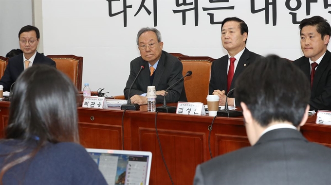 자유한국당 박관용 선거관리위원장이 8일 오후 국회에서 열린 선관위 회의가 끝난 후 기자들에게 회의 결과를 발표하고 있다. 당 선관위는 이날 회의에서 당 대표를 포함한 지도부 선출을 위한 2·27 전당대회를 일정 변경 없이 개최키로 결정했다. 연합뉴스