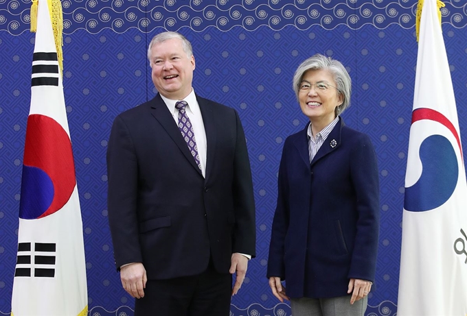 9일 강경화 외교부 장관 만난 비건 미국 국무부 대북특별대표. 연합뉴스