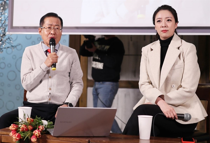 홍준표 자유한국당 전 대표가 8일 오후 경남 창원시 성산구 한 식당에서 자신의 유튜브 채널 TV홍카콜라 생방송을 진행하고 있다. 오른쪽은 배현진 한국당 비상대책위원회 전 대변인. 연합뉴스