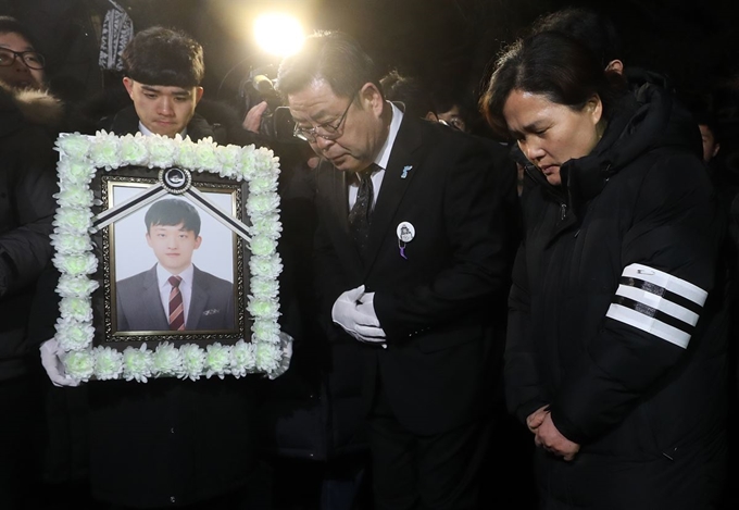 9일 오전 서울 종로구 서울대병원 장례식장에서 엄수된 청년 노동자 고 김용균 씨의 발인에서 유가족이 마지막 인사를 하고 있다. 뉴스1