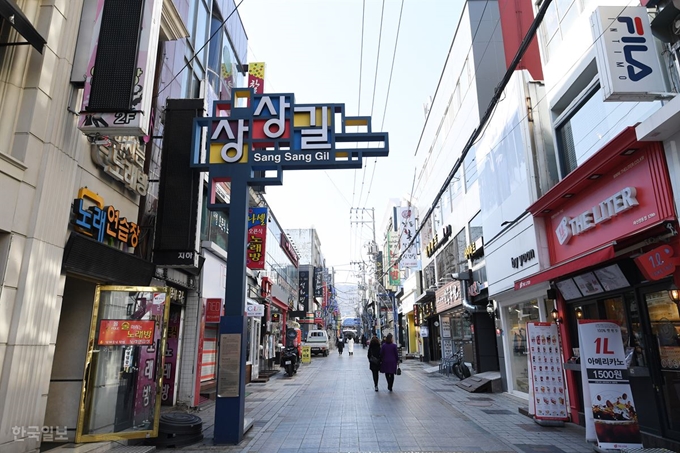 옛 마산의 번화가 창동 골목에 조성된 창동상상길에는 창동예술촌과 마산아구찜거리 등 볼거리와 맛집 등이 가득하다. 창원=전혜원 기자.