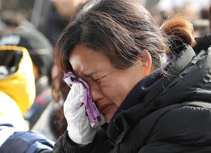 9일 오후 서울 광화문 광장에서 열린 비정규직 노동자 고 김용균 씨의 영결식에서 고인의 어머니 김미숙 씨가 눈물을 흘리고 있다. 연합뉴스