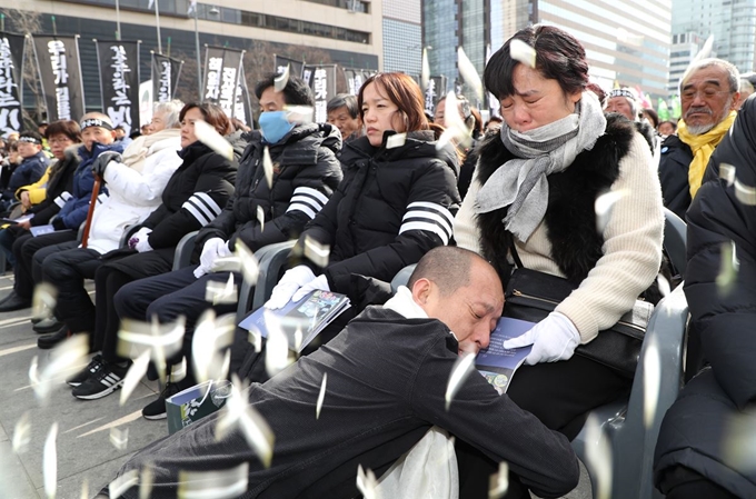 9일 오후 서울 광화문 광장에서 열린 비정규직 노동자 고 김용균 씨의 영결식에서 진혼무가 진행되고 있다. 연합뉴스