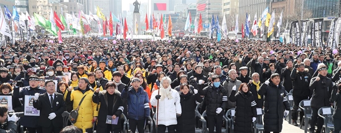 9일 오후 서울 광화문 광장에서 열린 비정규직 노동자 고 김용균 씨의 영결식에서 고인의 어머니 김미숙 씨와 참석자들이 임을 위한 행진곡을 부르고 있다. 연합뉴스