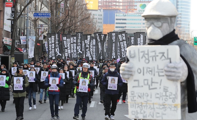 비정규직 노동자 고 김용균 씨의 2차 노제가 진행된 9일 오전 서울 중구 흥국생명빌딩 앞에서 김씨의 동료들이 고인의 동상을 따라 행진하고 있다. 연합뉴스