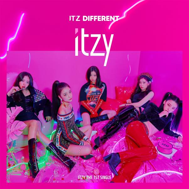 ITZY 데뷔 앨범 재킷 이미지가 공개됐다. JYP엔터테인먼트 제공