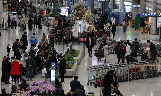 올 설 연휴 마지막 날인 이달 6일 오후 인천국제공항 입국장이 이용객들로 붐비고 있다. 뉴스1