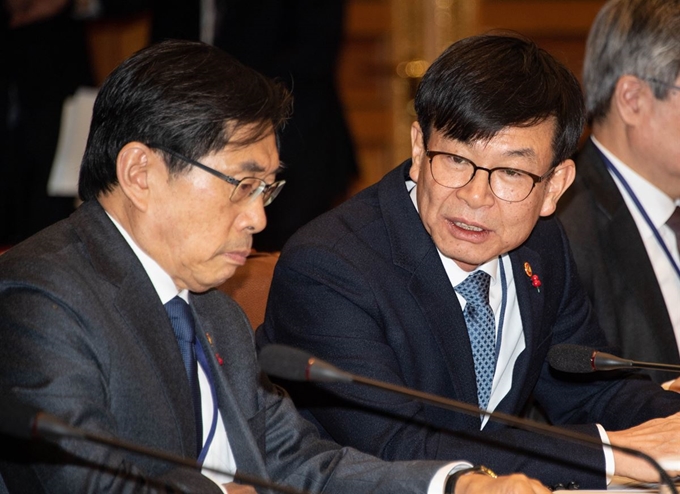 지난달 23일 청와대 본관에서 열린 공정경제 추친전략 회의에 김상조(오른쪽) 공정거래위원장이 박상기 법무부 장관과 대화를 나누고 있다. 한국일보 자료사진