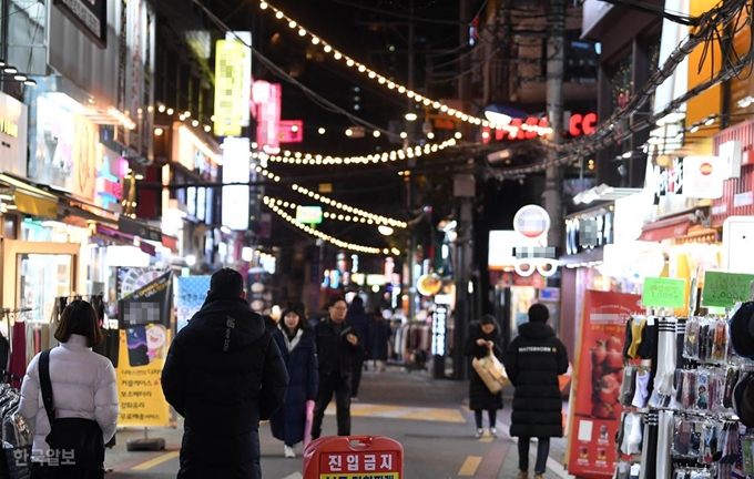 일요일인 10일 저녁 서울 은평구 연신내 먹자골목을 찾은 사람들이 거리를 걷고 있다. 서재훈 기자 spring@hankookilbo.com