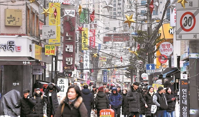 일요일인 10일 저녁을 즐기기 위해 서울 은평구 연신내 먹자골목을 찾은 시민들이 각양각색의 표정으로 거리를 가득 채우고 있다. 서재훈 기자 spring@hankookilbo.com