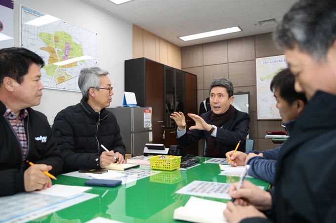 10일 경북 포항 앞바다에서 규모 4.1의 지진발생 직후 이강덕 포항시장을 비롯해 송경창 부시장과 허성두 지진대책국장, 정경원 자치행정국장 등이 모여 대책회의를 하고 있다. 포항시 제공