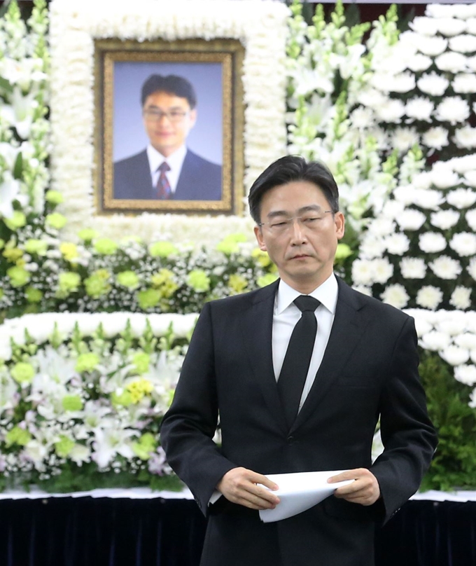 이국종 아주대병원 권역외상센터장이 10일 서울 중구 국립중앙의료원에서 열린 ‘故 윤한덕 중앙응급의료센터장 영결식’에서 추도사를 마친 뒤 자리로 돌아가고 있다. 연합뉴스