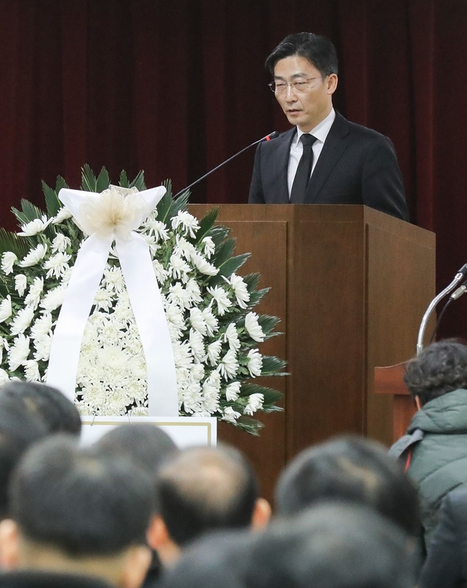 이국종 아주대병원 권역외상센터장이 10일 서울 중구 국립중앙의료원에서 열린 고(故) 윤한덕 중앙응급의료센터장 영결식에서 추모사를 하고 있다.