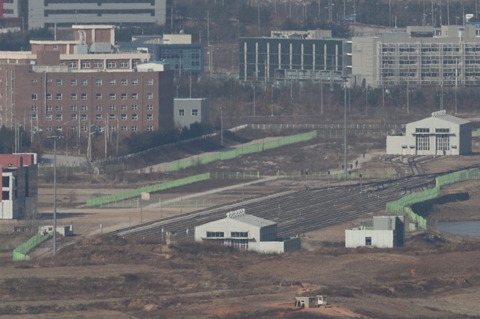 8일 경기도 파주시 서부전선 비무장지대(DMZ) 도라전망대에서 북측 주민들이 공단 앞으로 이동하는 모습이 보이고 있다. 파주=연합뉴스