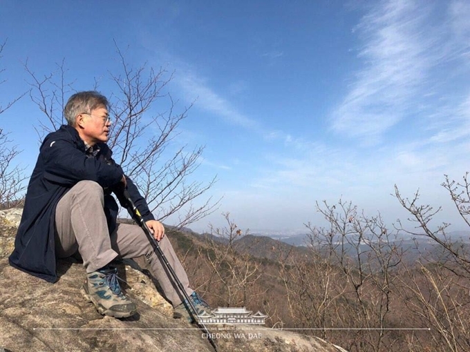 문재인 대통령이 설날인 4일 경남 양산 대운산에 올라 휴식을 취하고 있다. 청와대 제공