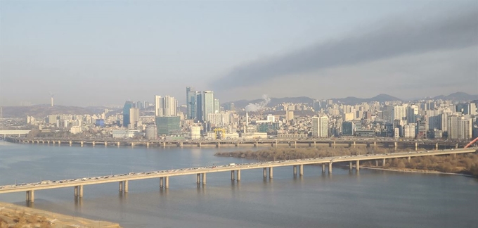 11일 오전 경기 고양시 일산동구 성석동의 한 폐기물 재활용시설에서 불이 나 검은 연기가 인접한 서울지역에서도 보이고 있다. 독자 제공=연합뉴스