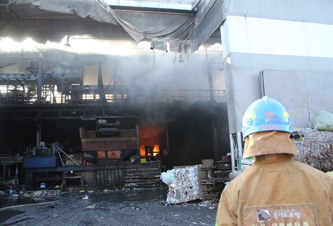 11일 오전 경기도 고양시 일산동구 성석동의 한 폐기물 재활용시설에서 불이 나 소방관들이 진압 하고 있다. 연합뉴스