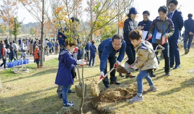 허석 순천시장이 아이들과 함께 나무를 심고 있다. 순천시 제공