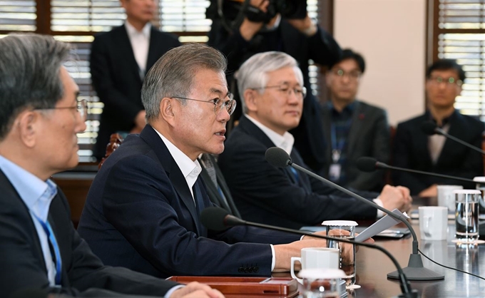 문재인 대통령이 11일 오후 청와대에서 열린 수석보좌관 회의에서 모두발언을 하고 있다. 청와대사진기자단