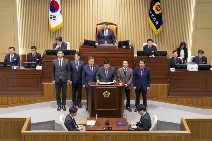 경북도의회가 11일 SK하이닉스 구미 유치 결의안을 채택하고 있다. 경북도의회 제공