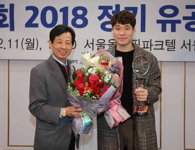 장우진(24)이 11일 서울 송파구의 한 호텔에서 열린 대한탁구협회 2018 정기 유공자 표창식에서 2018 최우수 선수상을 받았다. 대한탁구협회 제공