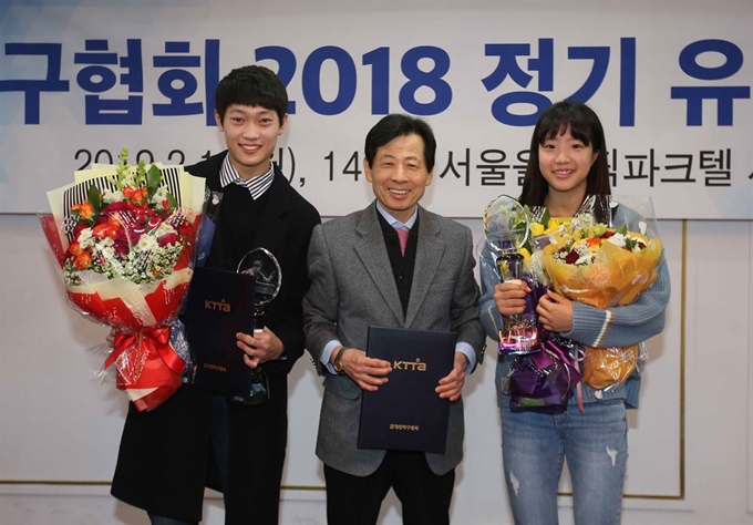 조대성(17)과 신유빈(15)이 11일 서울 송파구의 한 호텔에서 열린 대한탁구협회 2018 정기 유공자 표창식에서 2018 우수 선수상을 받았다. 대한탁구협회 제공