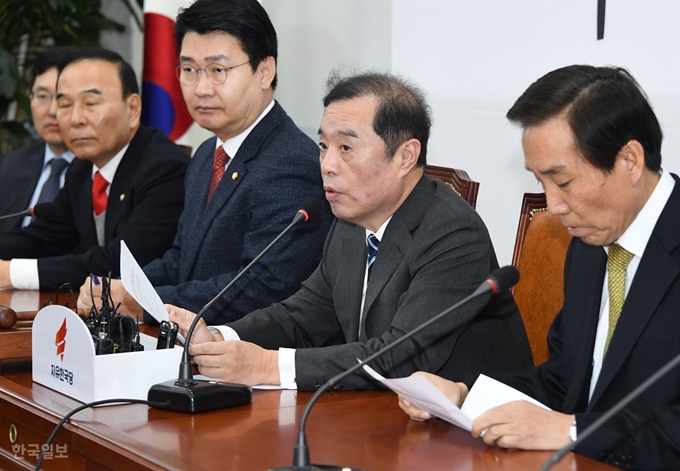 김병준(오른쪽 두번째) 자유한국당 비대위원장이 11일 국회에서 열린 비대위원회의에서 발언하고 있다. 오대근 기자