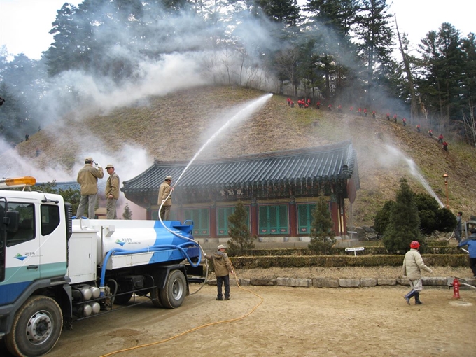 오대산 월정사에서 국립공원공단 관계자들이 산불진화훈련을 하고 있다. 국립공원공단 제공