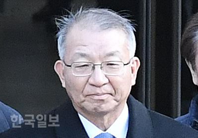 양승태 전 대법원장이 지난달 23일 서울 서초동 서울중앙지법에서 열린 구속 전 피의자 심문(영장실질심사)을 마친 뒤 구치소로 향하고 있다. 이한호 기자