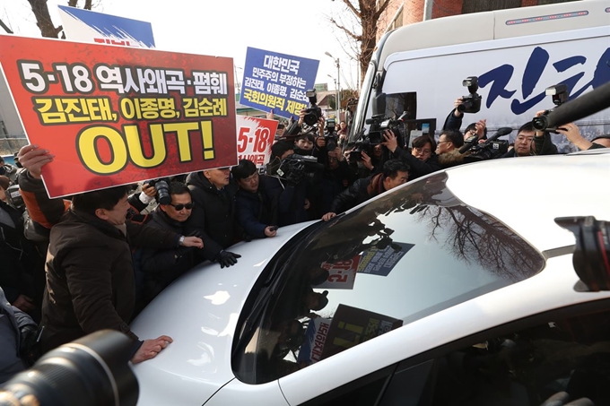 12일 오전 광주 북구 중흥동 자유한국당 전남도당사 앞에서 5·18 유공자 등이 김진태 의원 방문을 항의하고 있다. 연합뉴스