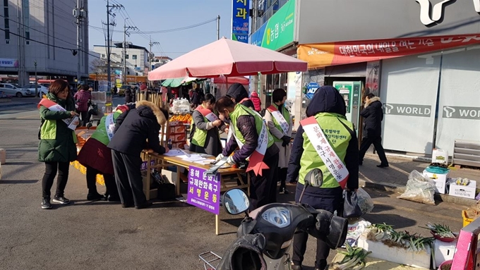 경북 포항시 북구 흥해읍 주민들이 문화재로 인한 건축규제 완화를 위해 서명 운동에 동참하고 있다. 포항흥해발전연구소 제공