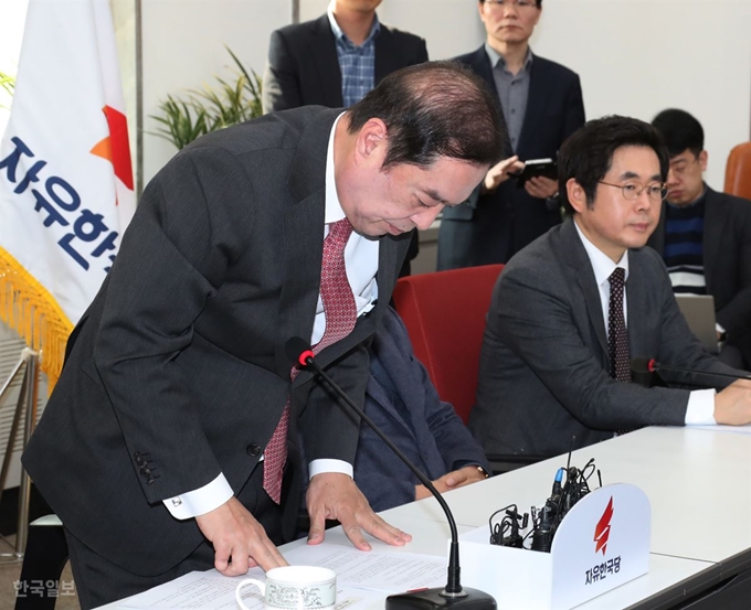 자유한국당 김병준 비상대책위원장이 12일 국회에서 자유한국당 김진태, 이종명, 김순례의원의 '5.18 망언' 관련 대국민 사과 기자회견 도중 자리에서 일어나 허리 숙여 사과하고 있다. 오대근기자