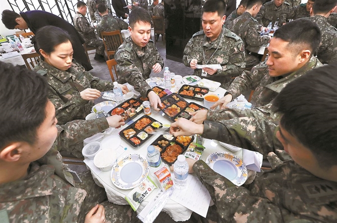 12일 오전 인천시 부평구 육군 17사단에서 열린 '예비군 도시락 품평회'에서 17사단 장병들이 각 업체들이 출품한 도시락을 시식하고 있다. 연합뉴스