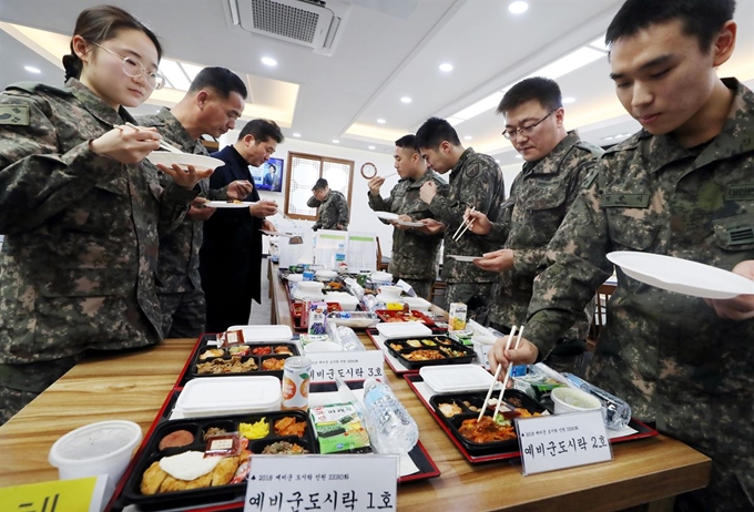 12일 오전 인천시 부평구 육군 17사단에서 열린 '예비군 도시락 품평회'에서 17사단 장병들이 각 업체들이 출품한 도시락을 시식하고 있다. 연합뉴스