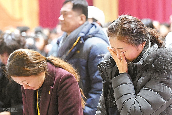 12일 오전 경기도 안산시 단원고등학교에서 열린 세월호 참사 희생 학생 명예 졸업식에서 유가족이 눈물을 흘리고 있다.고영권 기자